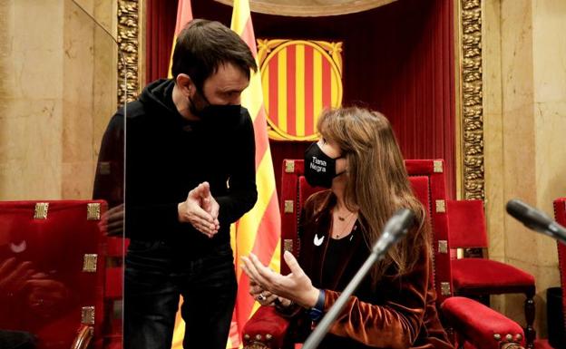 El diputado de la CUP y secretario tercero del Parlament, Pau Juvillà, conversa con la presidenta de la cámara catalana, Laura Borràs.