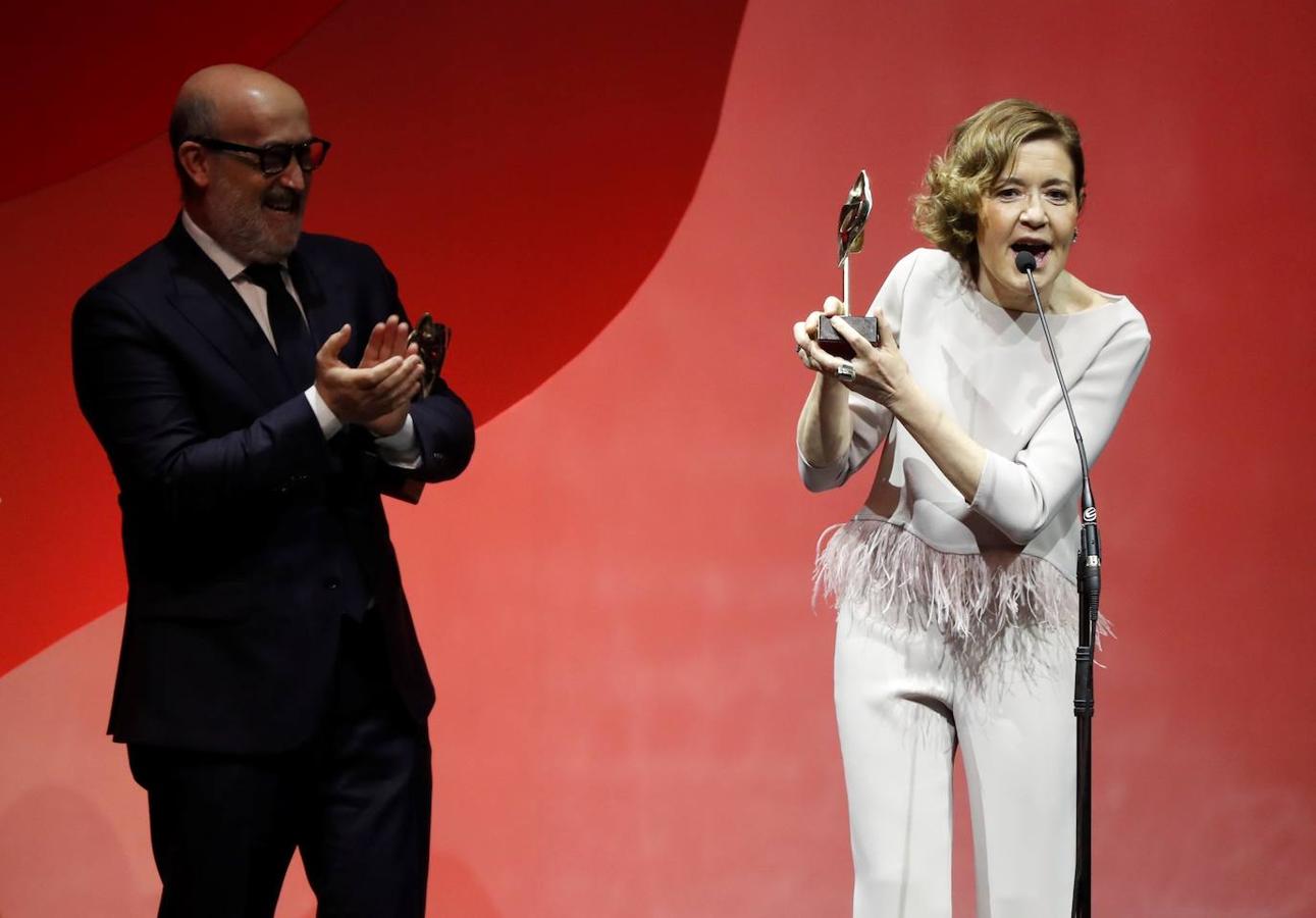La actriz María Pujalte (d) recibe el premio a la mejor actriz de reparto en una serie por su papel en 'Venga Juan' 