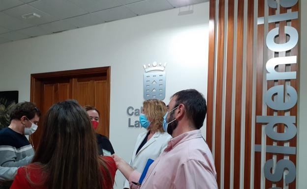 María Dolores Corujo y Teressa Mayans con periodistas del Cabildo de Lanzarote. 