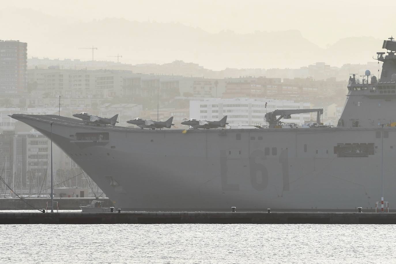 El buque portaeronaves 'Juan Carlos I', de maniobras en Gran Canaria