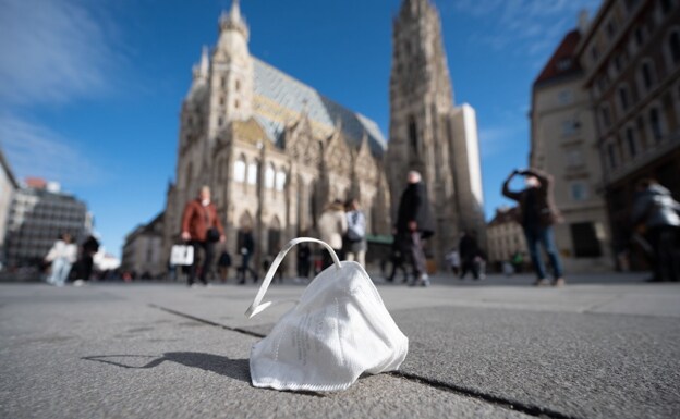 Mascarilla arrojada al suelo en una de las zonas turísticas de Viena. /Daniel NoVOTNY