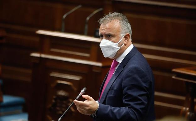 El presidente del Gobierno de Canarias, Ángel Víctor Torres, durante su intervención en el pleno del Parlamento de Canarias celebrado este martes.