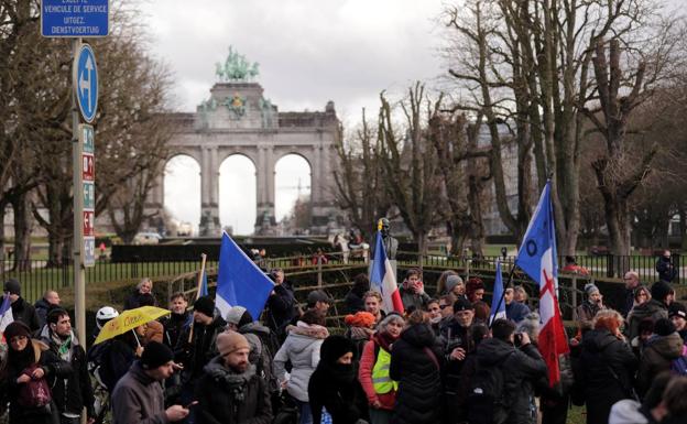 Manifestación de los antivacunas por las calles de Bruselas.