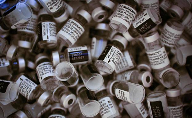 Frascos usados de vacunas contra la covid-19./AFP