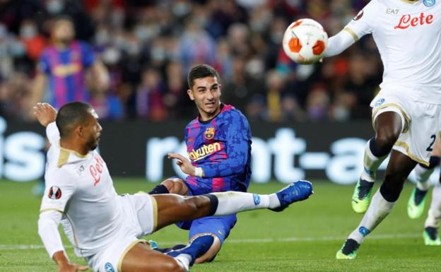 Ferran Torres, autor del único gol del Barça ante el Nápoles, dispara a portería.