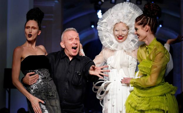 Jean Paul Gaultier rodeado de modelos al terminar uno de sus desfiles./ AFP
