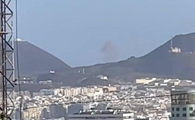 Imagen del humo en la zona de La Isleta. @/Rahmverk