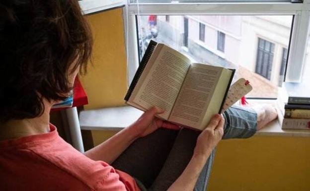 El 64,4% de los españoles ha leído algún libro por ocio en 2021, frente al 35,6% que no lo hace nunca, según FGEE