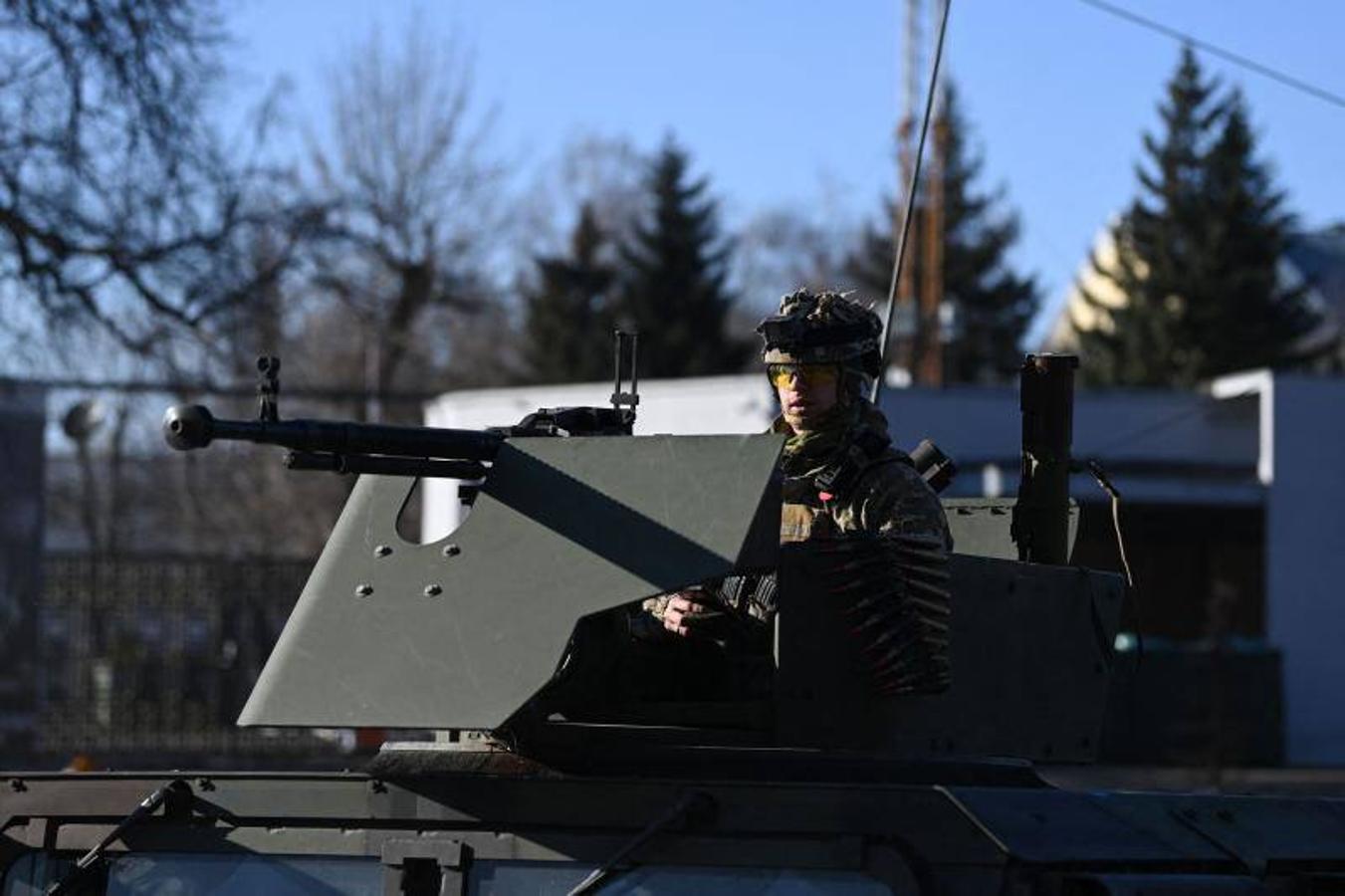 Un soldado ucraniano preparado para atacar.