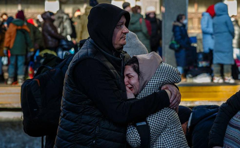 Separación traumática. Una mujer abraza a su marido antes de partir en tren para huir de la zona del conflicto.