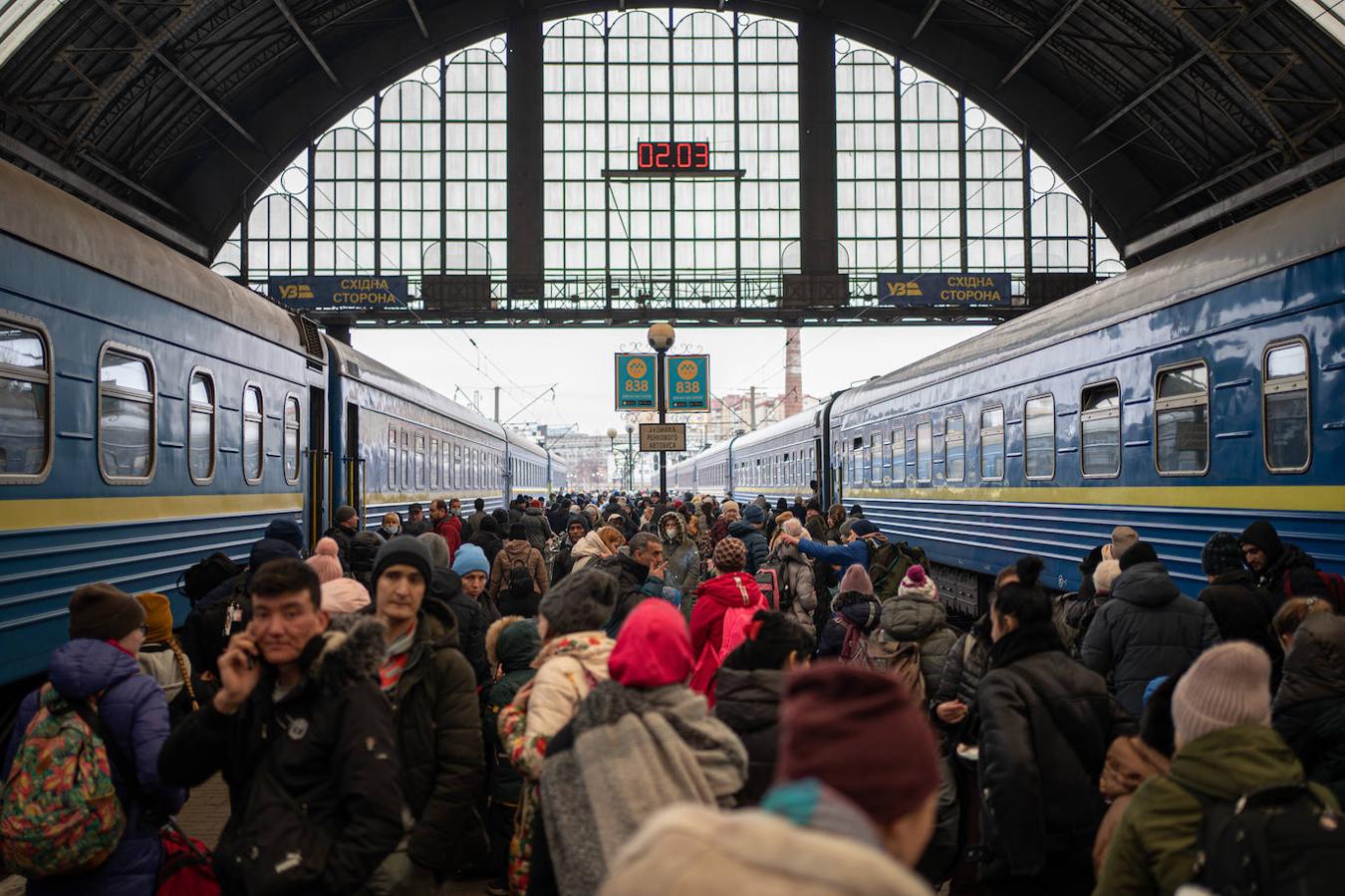 Cientos de personas esperan en la estación de Lviv para poder salir del país