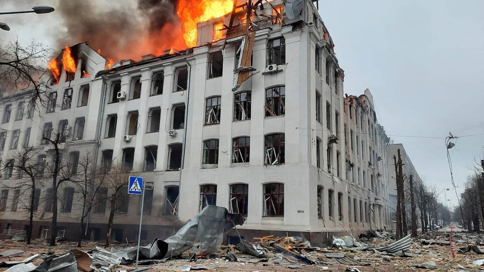 El edificio de la Universidad Nacional en la ciudad de Kharkiv tras sufrir un bombardeo de las tropas rusas