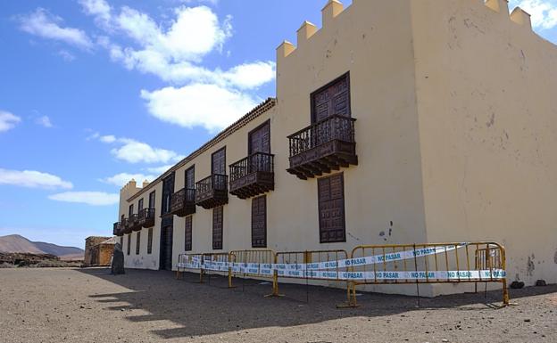 La Casa de los Coroneles, en La Oliva, ya con las vallas en los torreones. / JAVIER MELIÁN / ACFI PRESS