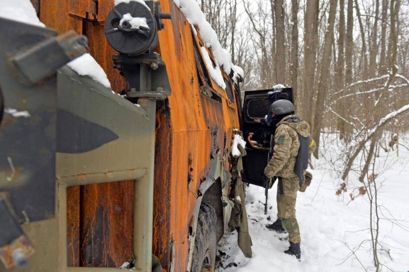 Un soldado ucraniano investiga un vehículo militar ruso tras ser destruido en un bosque en las afueras de Kharkiv.