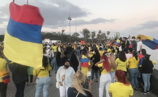 Concentración festiva reciente de residentes colombianos, en Arrecife. /CARRASCO