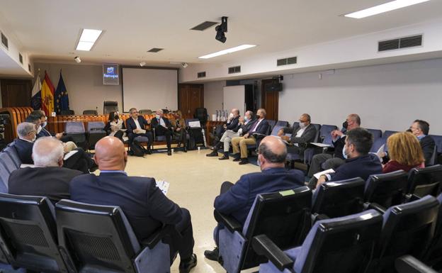Image of a meeting held yesterday between Nueva Canarias and the Confederation of Entrepreneurs. 