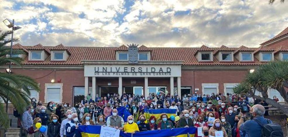 The ULPGC displays a banner that reads "No to war, peace in Ukraine"
