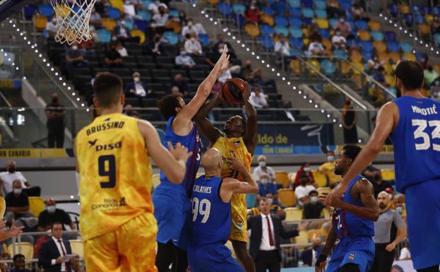 Dylan Ennis shoots a basket in the match between Granca and Barça at the Arena. 