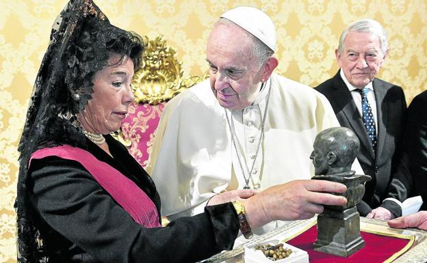 Isabel Celaá obsequia al Papa con un busto de San Ignacio, de parte de la comunidad jesuita, de la que forma parte el Pontífice de la Universidad de Deusto (Vizcaya)./EFE