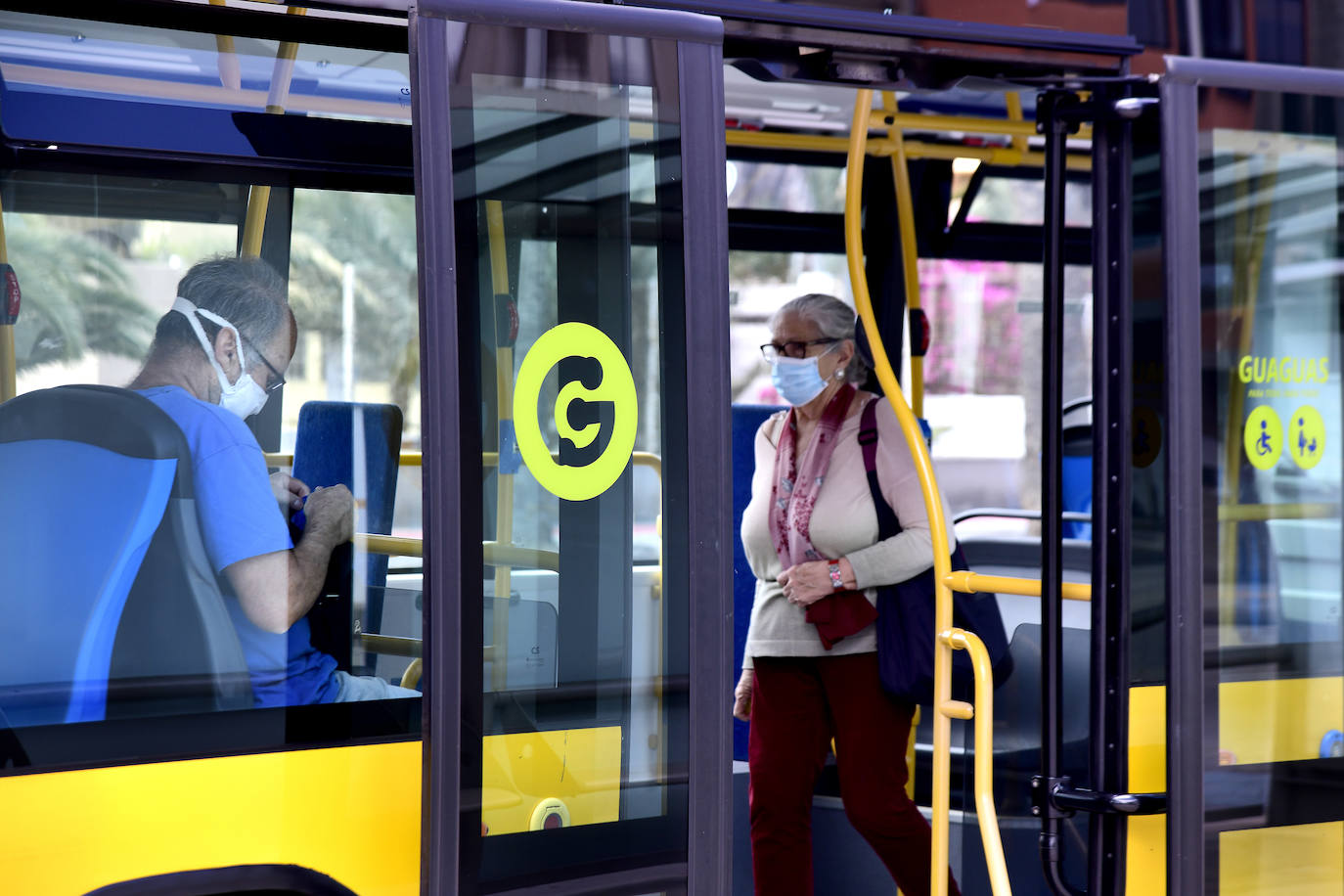 Passengers inside a bus with the mask on. 