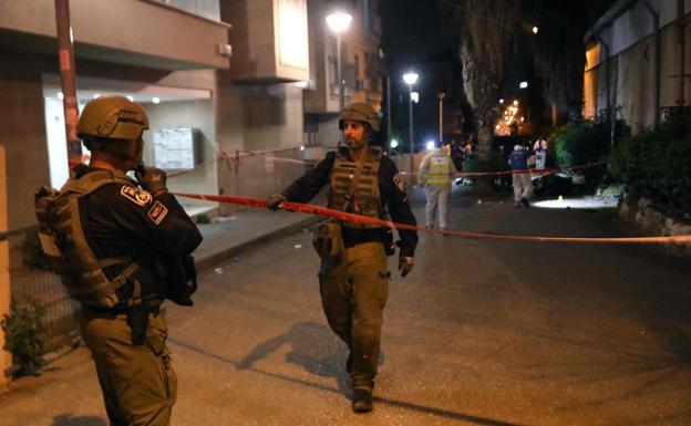 Las fuerzas de seguridad israelíes rodearon la zona donde se produjo el tiroteo en la ciudad de Bnei Brak, cerca de Tel Aviv. 