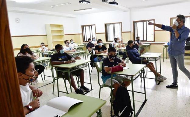 Archive image of teachers in a secondary school classroom in the capital of Gran Canaria.  /juan carlos alonso