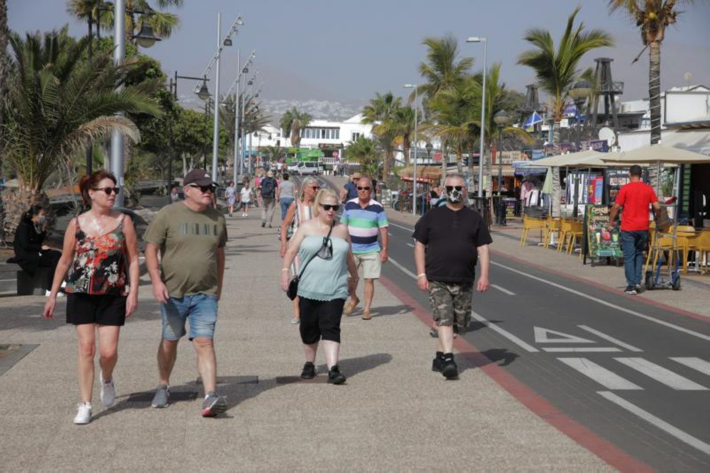 Un grupo de turistas pasea por las calles de Puerto del Carmen, en Lanzarote. / CARRASCO