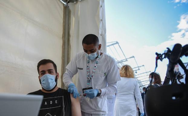 Un joven se vacuna en Valencia.