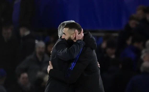 Benzema abraza a Ancelotti tras el final del partido en Stamford Bridge.