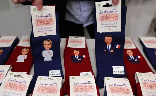 Calcetines con la imagen de algunos candidatos a las elecciones francesas. 
