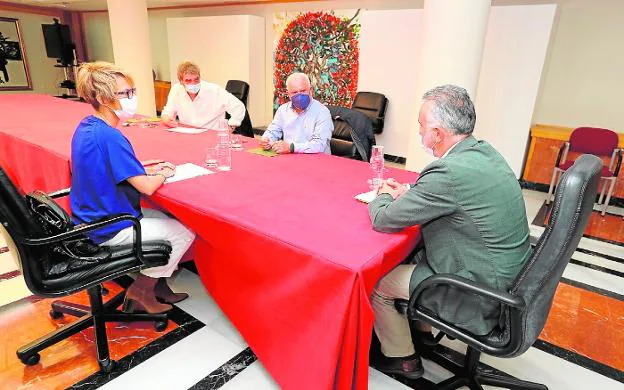 Ángel Víctor Torres (d), la consejera Máñez, con los líderes sindicales Manuel Navarro e Inocencio González. 