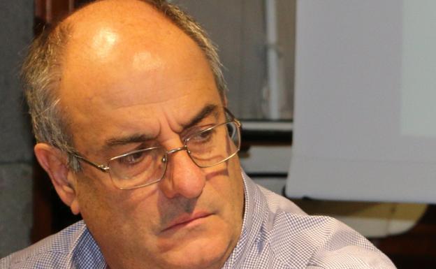 The writer Nilo Palenzuela presents the facsimile editions of 'Las Rosas de Hércules'.  /C7