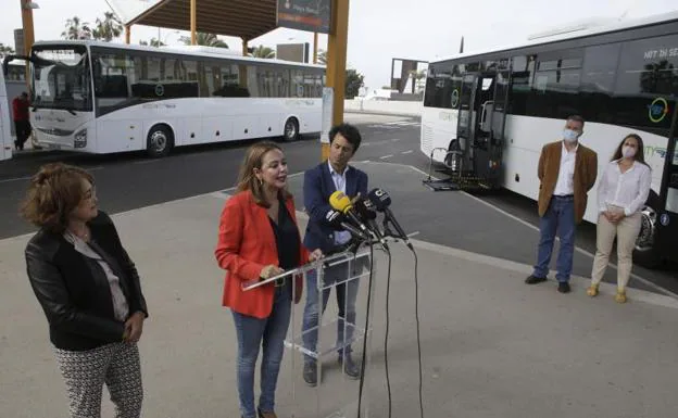 Autoridades y representantes de IntercityBus Lanzarote presentando las nuevas guaguas. 