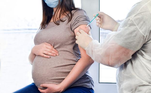 Una enfermera inocula la vacuna contra la covid a una mujer embarazadas. /C7