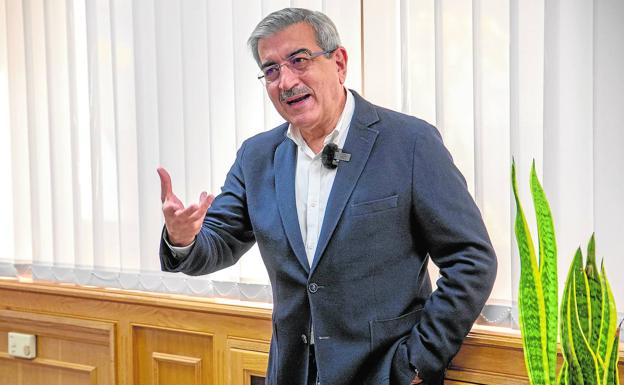 Román Rodríguez, en su despacho en la capital grancanaria 