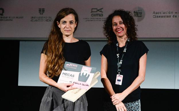 Cristina Yurena Zerr recoge el premio de Isla Mecas. 