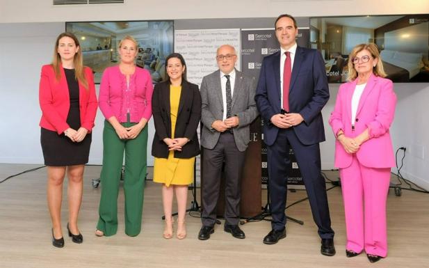 from left  to right  Anna Ronero, Corporate Director of Operations of Sercotel Hotel Group, Margarita Pérez, property of the hotel, Yaiza Castilla, Antonio Morales, José Rodríguez Pousa, CEO of Sercotel Hotel Group and Inmaculada Medina Montenegro. 