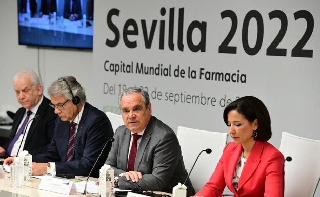 From left to right: Lars-Åke Söderlund, Vice President of the International Pharmaceutical Federation (FIP), Dominique Jordán, President of FIP;  Jesús Aguilar, President of the General Council of Pharmacists and Raquel Martínez, General Secretary of the General Council of Pharmacists. 