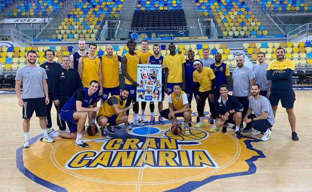 The coaching staff and players of Gran Canaria celebrated John Shurna's birthday this Saturday. 