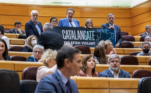 Senadores de Junts exhiben una pancarta en denuncia del espionaje en presencia de Pedro Sánchez. 