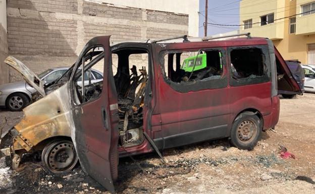 Furgoneta que ardió el pasado 16 de abril en el barrio de El Charco, en Puerto del Rosario, la noche que, entre las 23.00 y las 2.00 horas, quemaron seis coches. 