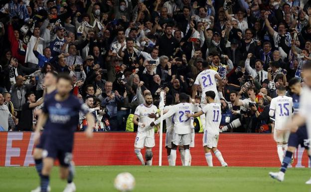 Los jugadores del Real Madrid celebran el 3-1 marcado de penalti por Benzema.