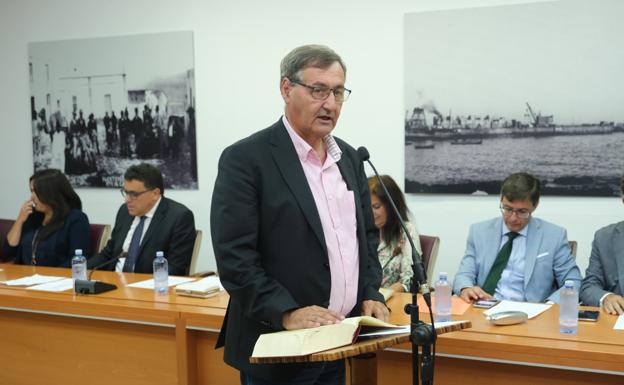 Travieso Darias, cuando juró su cargo como concejal de Puerto del Rosario al inicio de esta legislatura. /Javier Melián / acfi press