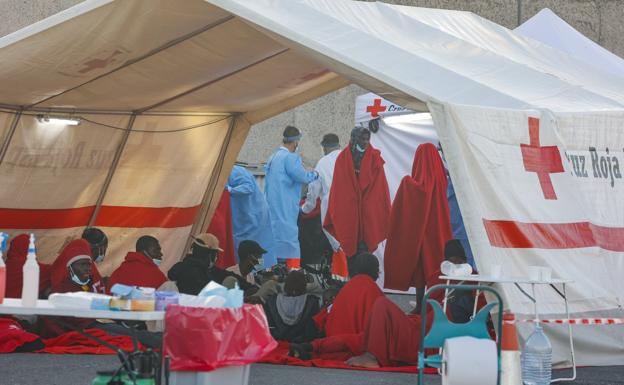 Voluntarios de Cruz Roja atienden a personas migrantes. 