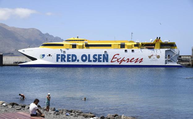 Un ferry de Fred Olsen en el Puerto de Las Nieves, donde sólo existe un atraque para estas embarcaciones. /Arcadio Suárez
