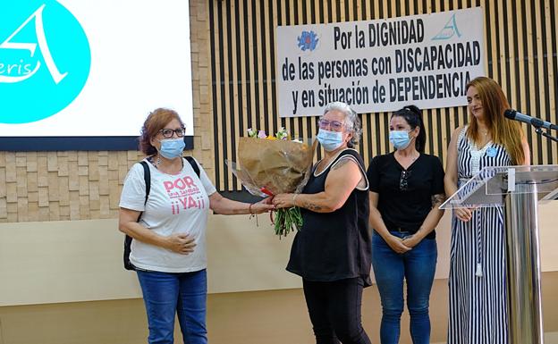 Angeles Martín, la madre de Lucas, e Inma Alcaide, su esposa, ambas de negro, acudieron al acto de homenaje celebrado en el Centro Insular de Juventud, en Puerto del Rosario, por iniciativa de Aderis. 