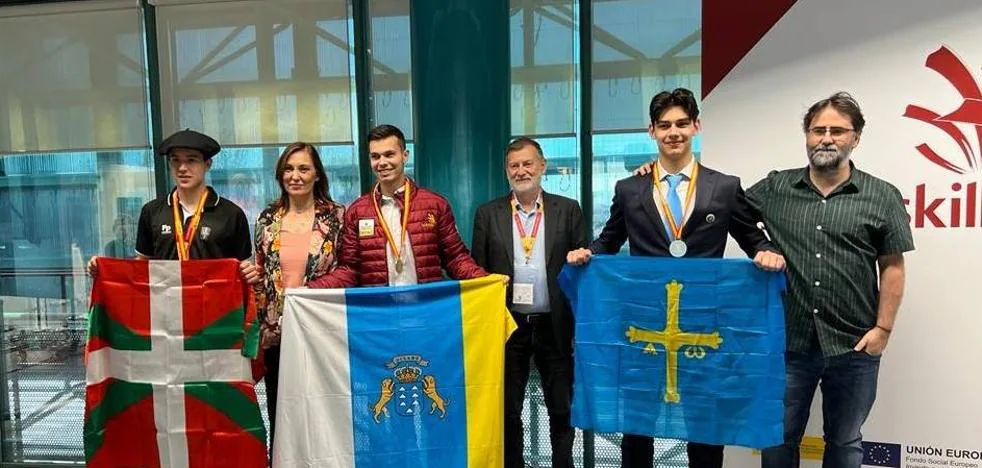 Canarian VET students with medals, one of them gold
