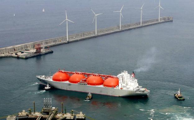 LNG tanker in the port of Bilbao. 