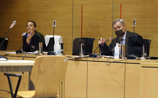 Manuel Travieso, que actúo de abogado de sí mismo, en el juicio que duró dos días en la Audiancia Provincial. /efe / elvira urquijo