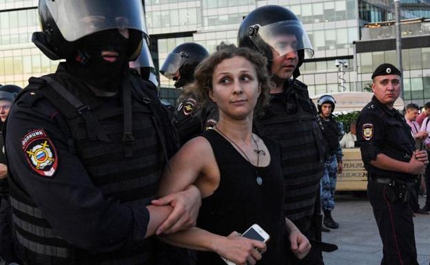 Maria Aliójina, durante una de sus dentenciones por la polícia rusa en 2019. /AFP